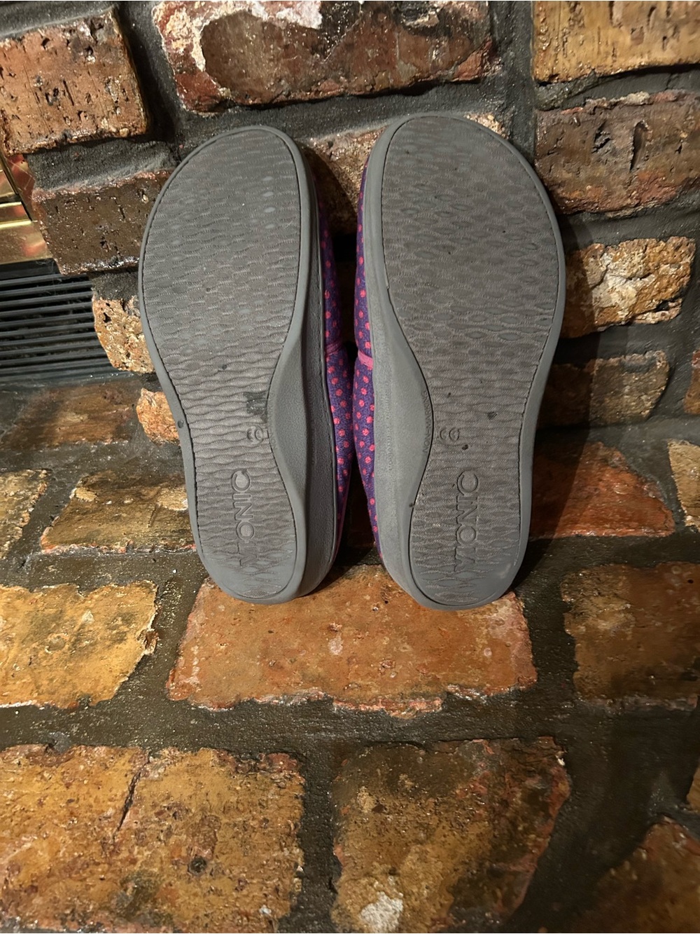 Vionic Slippers. - Picture 5 of 5